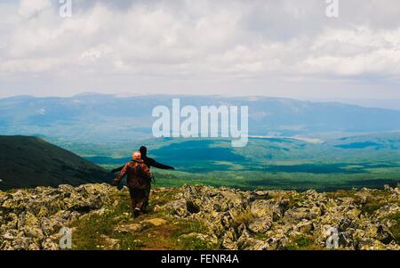 Rückansicht von Mann und Frau Wandern in rauen Landschaft, Uralgebirge, Russland Stockfoto