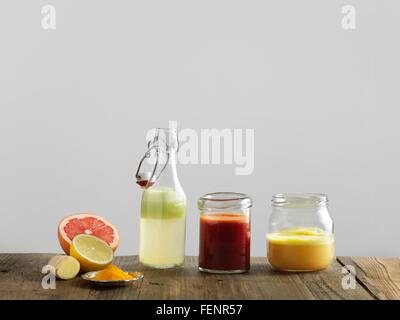 Frucht-Smoothies in Glasflaschen und Gläser, weißer Hintergrund Stockfoto