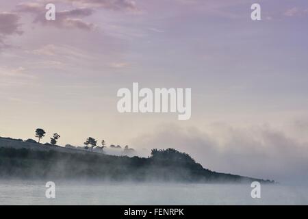 Nebel über Wimbleball See bei Dämmerung, Exmoor, Somerset, England Stockfoto