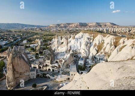 Erhöhte Ansicht von Felsformationen und Wohnungen, Kappadokien, Anatolien, Türkei Stockfoto