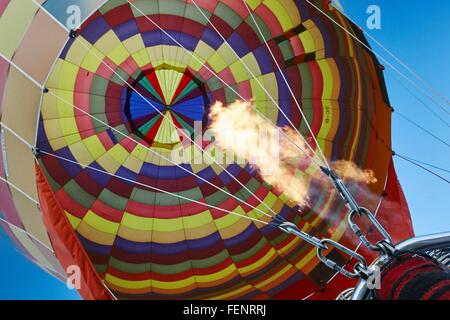 Niedrigen Winkel Ansicht Heißluftballon und blauer Himmel, Kappadokien, Anatolien, Türkei Stockfoto