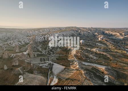 Fernblick über Heißluftballons über Landschaft, Kappadokien, Anatolien, Türkei Stockfoto