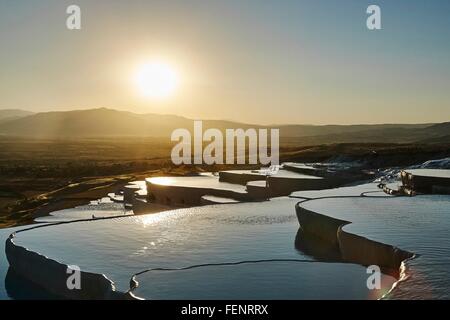 Sonnenuntergang am Sprudel Terrassen, Pamukkale, Anatolien, Türkei Stockfoto