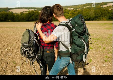 Rückansicht der romantischen jungen Wandern paar im Feld, Great Missenden, Buckinghamshire, Großbritannien Stockfoto