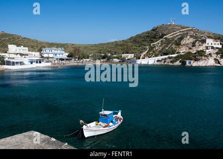 Angelboot/Fischerboot vertäut am Vari, Syros, Kykladen, Ägäis, Griechenland Stockfoto