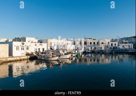 Angelboote/Fischerboote vertäut im Hafen von Naoussa, Paros, Kykladen, Ägäis, Griechenland Stockfoto