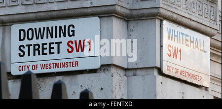 Straßenschild an der Ecke der Downing Street und Whitehall London SW1 Stockfoto