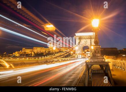 Verkehr auf der Kettenbrücke bei Nacht, Ungarn, Budapest Stockfoto