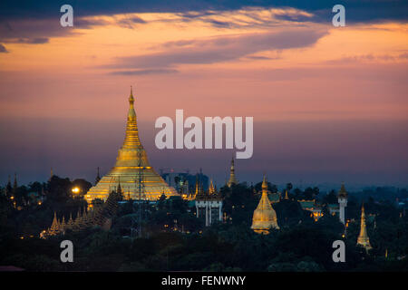 Shwedagon-Pagode Sonnenuntergang. Yangon. Myanmar. Stockfoto