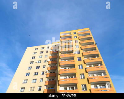 Wohn-Wohnung gegen blauen Himmel. Stockfoto