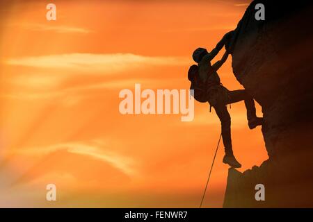 Bergsteiger auf Felswand bei Sonnenuntergang, Mont Blanc, Frankreich Stockfoto