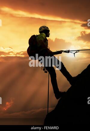 Bergsteiger auf Felswand bei Sonnenuntergang, Mont Blanc, Frankreich Stockfoto