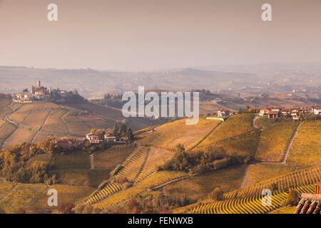 Erhöhten Landschaft mit herbstlichen Weinberge und Hügeldörfer, Langhe, Piemont, Italien Stockfoto