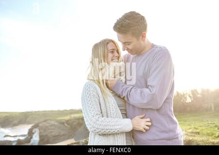 Romantische junge Brautpaar am Tag am Strand Stockfoto
