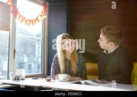 Romantische junges Paar am Tag im café Stockfoto