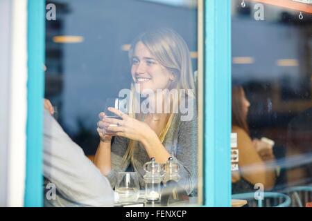 Romantische junges Paar im Café mit Mittagessen Stockfoto