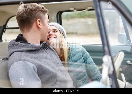 Romantische junges Paar vorne Sitz des Auto am Strand Stockfoto