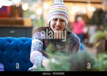 Reife Frau mit Stricken Hut trinken Rotwein im Straßencafé Stockfoto