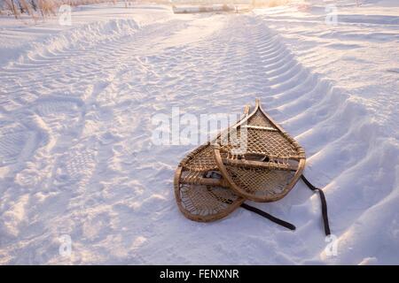 Schnee-Reifenspuren und Paar Schneeschuhe, Ural, Russland Stockfoto