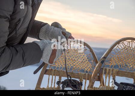 Nahaufnahme von mans behandschuhte Händen Vorbereitung Schneeschuhe, Ural, Russland Stockfoto