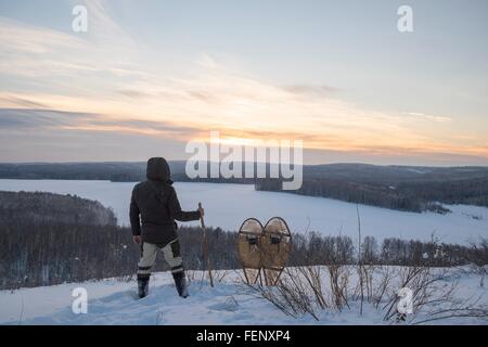 Rückansicht des männlichen Wanderer Blick auf Schnee bedeckt Landschaft, Ural, Russland Stockfoto