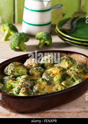 Auflauf Beilage Brokkoli-Gratin mit Käse Stockfoto