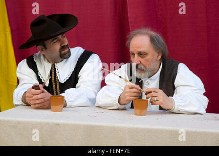 Teilnehmer des mittelalterlichen Kostüm party in der historischen Stadt Taggia, Region Ligurien in Italien Stockfoto