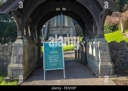 Einladende Leute Zeichen eingeben, St Catwg Kirche, Pentyrch, Nord-Cardiff, South Glamorgan, Wales, UK Stockfoto