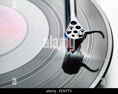 Overhead Nahaufnahme von Turntable Stylus spielen einer Vinyl-Schallplatte Stockfoto