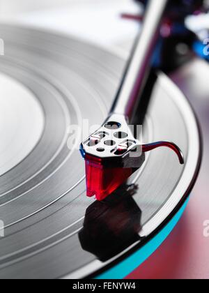 Nahaufnahme von Turntable Stylus spielen einer Vinyl-Schallplatte Stockfoto