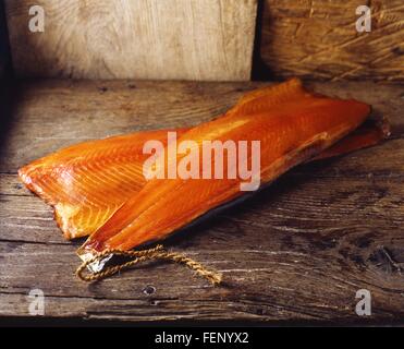 Roher geräucherter Lachs mit Haut auf rustikalen Holztisch Stockfoto