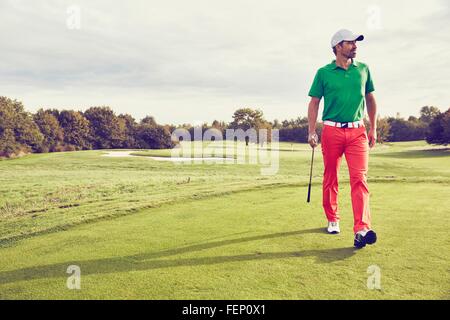 Golfer gehen auf Kurs, Korschenbroich, Düsseldorf, Deutschland Stockfoto