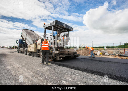 Bauarbeiter mit Teer Teer Asphalt Stockfoto