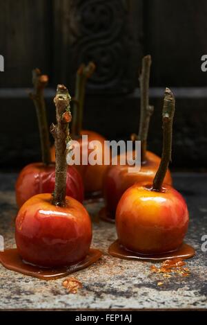 Toffee Äpfel auf Stöcken auf Marmor Oberfläche Härten Stockfoto