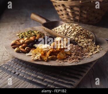 Getrockneten Früchten, Nüssen und Haferflocken auf Holzplatte Stockfoto