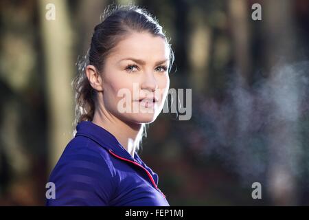 Porträt der jungen Frau, Blick in die Kamera, Kondensation von Atem Stockfoto