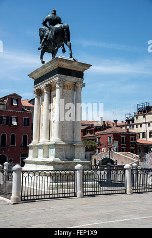 Monumento Equestre a Bartolomeo Colleoni ist ein Reiterdenkmal von Bartolomeo Colleoni) auf dem Campo SS Giovanni e Paolo, einem großen Platz in Venedig Stockfoto