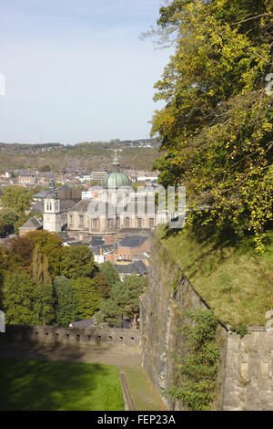 Burgmauer und Kathedrale von Namur, Belgien Stockfoto