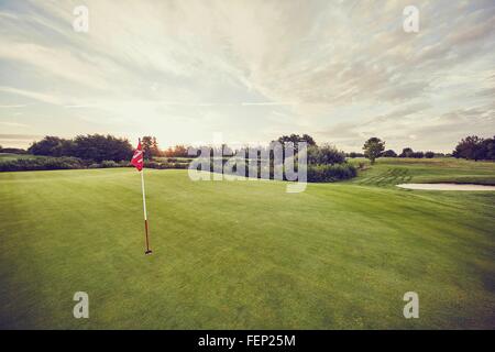 Fahne im Loch Golfplatz, Korschenbroich, Düsseldorf, Deutschland Stockfoto