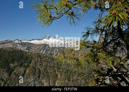 Kalifornien - Thompson Peak von Caribou Lakes Trail in der Trinity Alpen Wildnis des Shasta-Dreiheit National Forest. Stockfoto