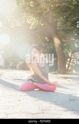 Frau in Pose sitzen verdrehen (Bharadvajasana) Stockfoto