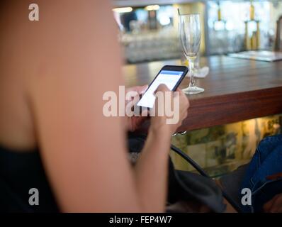 Aufnahme mit Smartphone Touchscreen bei Frau beschnitten Bar Stockfoto