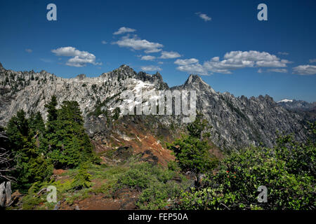 Kalifornien - Sägezahn Ridge vom Gipfel des Karibus Scramble im Trinity Alpen Wildnis der Shasta-Dreiheit National Forest Stockfoto