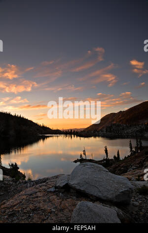 CA02780-00... Kalifornien - Sonnenuntergang am Caribou Lake im Trinity Alpen Wildnisgebiet der Shasta-Dreiheit National Forest. Stockfoto