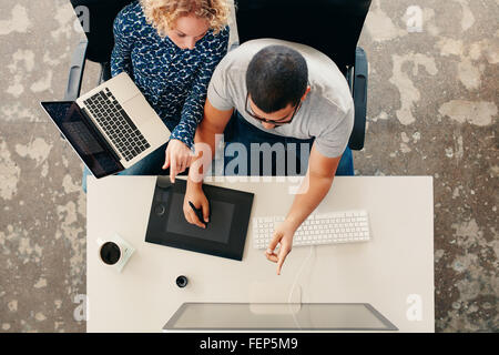 Draufsicht der junge Grafik-Designer arbeiten zusammen im Büro. Verwendung von digitalisierten Grafiktablett, digitalisierte Stift und Desktop-comput Stockfoto