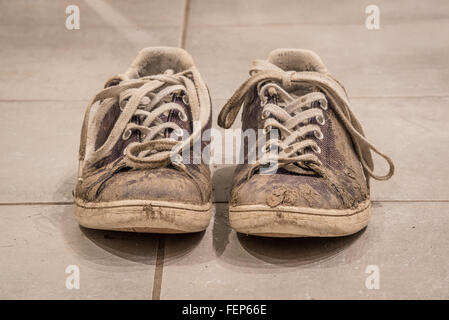 Retro-Schuhe auf dem Boden mit Schlamm bedeckt Stockfoto