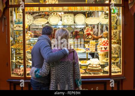 Rückansicht des romantischen älteres Paar am Kuchen Schaufenster, Mallorca, Spanien Stockfoto