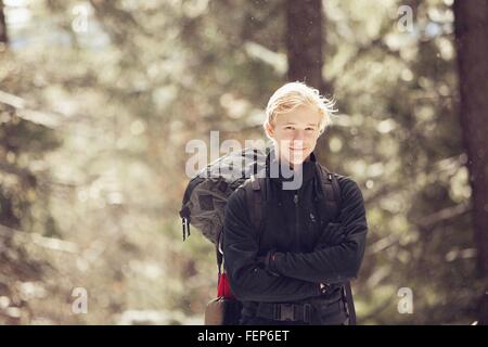 Porträt des jungen männlichen Wanderer im sonnendurchfluteten Wald, Ashland, Oregon, USA Stockfoto