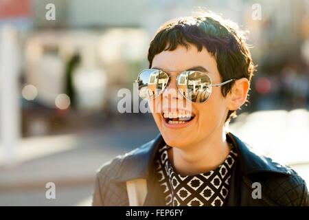 Porträt von Mitte Erwachsene Frau, im Freien, mit verspiegelten Sonnenbrille Stockfoto