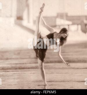 Junge Frau Bein angehoben, balancieren auf einem Bein, b&w, Los Angeles, Kalifornien, USA Stockfoto